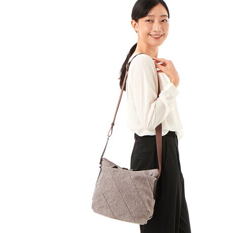 [^:20-054-02]W̐noCAXɂ͂킹fUC̃V[YB2F̐F̎킹ĐDグ|GXefނgpĂA\ʊɉsvXBp[č`ANZgɂȂAJWAȂ[hȕ͋C킹fC[obOłBVvȂ̂fUĆAWF_[XɃX^CĂ܂BXNGAȃVGbg̃V_[obOł̂ŁA500mlybg{gcɂTCYłBOct@Xi[|Pbg~1,}Olbgt|Pbg~1cI[v|Pbg~2,t@Xi[|Pbg~1H{fނgpĂ܂ADt@Xi[ȂǂZ\܂B܂AH͉ivIȂ̂ł͂܂̂łӂBƖ̊֌WɂAۂFČꍇ܂B܂p\REX}[gtHȂǂ̊ɂA኱iƉ摜̃J[قȂꍇ܂B\߂B