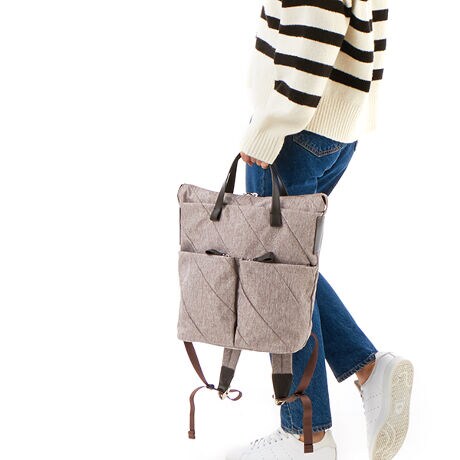 [^:20-054-03]W̐noCAXɂ͂킹fUC̃V[YB2F̐F̎킹ĐDグ|GXefނgpĂA\ʊɉsvXBp[č`ANZgɂȂAJWAȂ[hȕ͋C킹fC[obOłBVvȂ̂fUĆAWF_[XɃX^CĂ܂BnhƎ邽ߓdԓȂǂł񂵂₷Ap˔ACełBOct@Xi[|Pbg~3,}Olbgt|Pbg~1cI[v|Pbg~2,t@Xi[|Pbg~1H{fނgpĂ܂ADt@Xi[ȂǂZ\܂B܂AH͉ivIȂ̂ł͂܂̂łӂBƖ̊֌WɂAۂFČꍇ܂B܂p\REX}[gtHȂǂ̊ɂA኱iƉ摜̃J[قȂꍇ܂B\߂B