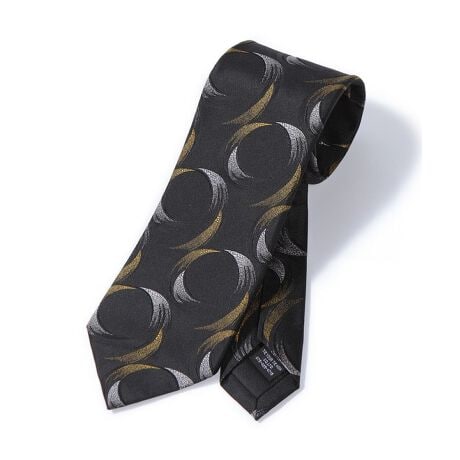 [^ԁFM0153ENT008]yC^A̓`{̃Ntg}VbvŎdĂAʂ1{zC^A̖uhuTIE YOUR TIE/^CA^CvƂ̃R{ɂ̃GNXN[VuRNVBYrM̃A[JCuv_NVgpBNVbNƕiiYfUĆAX[cX^CɐꂽANZg{łByfUC/fށzfނɂ͌򂪔VN100%gpA炩ȎG肪́B̓YrM̃A[JCu烊v_NVꂽABe[ŴAuXgNgp^[́ANVbNłȂIȃGKXV][ɉAʂȃfUCłByVGbgz^CA^CfĹu{gVFCvv̗pB񌳂AꂽGKgȈۂ^܂B߂₷Ambgo▭ȃtHBׂAAlXȃV[ɍ킹₷Ԃ8łByfBe[zʂ́u[܂A[킹vdlŁAіڂ̓IɌ܂^ꂵɂ̂łB{ŒJɎdĂꂽAíBAuXgNgȃWIgbNV][ɉ؂₩ƉsvXArWlXp[eBV[܂ŁALiグ܂ByTIE YOUR TIE (^CA^C)z1984NAC^ÃNVbNȃX^CȂtRE~kb`Ag艖ɂACeWJ鏬ȂX\̂͂܂BɃlN^C̓tBcF̐Elɂē`IȎ@Ő܂̂ŁA̍ő̖͍͂iȐnɂ܂Bł͐Eō̃lN^CuhƂāA㎿ŌIȋɏ̃lN^C𐢂̐amɒ񋟂Ă܂BƖẺAPCX}[gtHȂǂ̊ɂAiƉ摜̃J[̌قȂꍇ܂B摜̓Tv̂߁AFTCY̎dlύXɂȂꍇ܂BTCY͕ЋK̍̐ɂċLڂĂ܂A኱̌̍ꍇ܂B