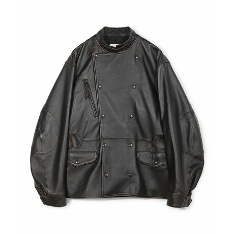 [^ԁFM0154LJM601]yC_[X̃^tƃe[[h̒[ZU[u]znƎҁEerv|AC_[Xƃe[[hWPbg̗vfZʂȃU[u]łBȂ₩ŃLׂȃV[vU[́ANp悤ȃBe[W̕\Ə_炩ȃ^b`́BEGXg̃V[OƂ̓IȃVGbgo܂ByfUCƑfށzȂ₩ŃLׂȃV[vU[̗pAx[X̃uEɍd˂ăGCWOH{ƂŁANp悤ȃBe[W̕\Ə_炩ȃ^b`\Bނقǂɐĝɓތy₩͂łByVGbgzg̓WPbgCNɍ\zAEGXgɃU[V[O{ƂŁA₩ȍi̓IȃVGbgBbNXtBbgȂƃVFCvĂAꂽۂ^܂ByfBe[z_ũC_[Xv킹tgfUCAɂ̓U[uAɂ͓|Pbg1AĎO\ȃLeBOxXg̃Ci[tłBȃfjXbNX܂ŁALȂy߂܂Ber viEjbNGCeBufBN^[1939NAs܂Bw@pȁAMqAJf~[𑲋ƌA1964N璍̐X^[gBCOo1970NɃt@bVuhqBIGIirMjrA1975NɁqMEN'S BIGIiYrMjrݗB1978Nɂ̓pɁqMEN'S BIGI [bprݗăpŃRNV𔭕\B̌A1984NɃ[hֈڐЂq^PILN`r𗧂グBꎞuh𗣂邪A2012NɃNGCeBufBN^[ɕAB2016N̓~[WVEzܓБׂ̃cA[ߑSB݂q^PILN`r̃NGCeBufBN^[ƂĐ͓IɊĂBInstagramb@ktakeof:g:186cm oXg:80cm EGXg:71cm qbv:89cm pTCY:03(L)ƖẺAPCX}[gtHȂǂ̊ɂAiƉ摜̃J[̌قȂꍇ܂B摜̓Tv̂߁AFTCY̎dlύXɂȂꍇ܂BTCY͕ЋK̍̐ɂċLڂĂ܂A኱̌̍ꍇ܂B