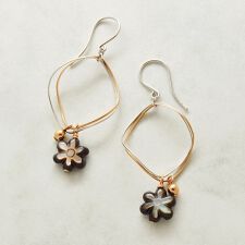 GF ブラックシェル フラワーコンビカラー　ワイヤー ピアス