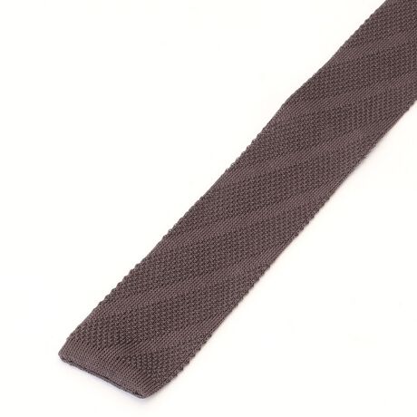 ムッシュニコルのニットタイ。シャドーストライプ柄のニットタイ。カジュアルになりがちなニットタイを深みのある色合いと組織柄でシックに仕上げました。上品なスタイリングを演出するシルク１００％素材を使用したタイです。[型番:1162-7110]