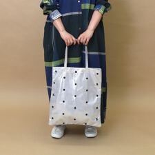 クーコ(cooco)の【COOCO クーコ】SMILEY　フェイス刺繍  メタリック バッグ A4収納可能 にこちゃん