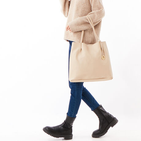 [^ԁF25131-11001]COOCO(N[R)̒ԁIlC̍g[gobOłBƂĂyꖇdẴtFCNU[gVvfUCʋ΁Eʊwɕ֗A4TCYyX傫߃TCYłB̓bVfނ̎[|Pbg񂠂ċ@\IIybg{gz_[Ă̂Ő܂肽ݎPȂǂ̎[ɂ֗łIӎ\Ȍɋ߂J[ɂČfڂĂ܂Agp̃p\RX}[gtHȂǂ̒[̊ɂāAۂ̐FƈقȂČꍇ܂B\߂BTvŎBeĂ鏤i܂B̏ꍇAۂ̏iƂ͐FEdlقȂꍇ܂̂ŁA\߂ByCOOCO/N[Rzu肰Ȃghvu@\vuDAILYvL[[hɓONEOFFǂȃV[łR[fBl[gɊy▾邳Aɂ͑lۂfGȃGbZXɂȂ肽Bȑz͂BAGuhłBTCYFA4TCYΉE500mlybg{g|PbgF7JF}OlbgdʁF525gTCYF37cm/33.5/܂10cm/nh25cmîCɓo^uîCɓo^vōēגʒmAXg̒ʒmAZ[ʒmAĂē׎ɒʒm󂯎邱Ƃł܂IЂo^BuĥCɓo^uuĥCɓo^vŐViēׂȂǁAȏ󂯎邱Ƃł܂IЂo^B