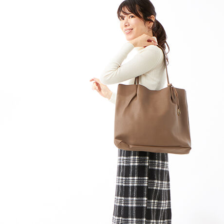 [^ԁF25131-11001]COOCO(N[R)̒ԁIlC̍g[gobOłBƂĂyꖇdẴtFCNU[gVvfUCʋ΁Eʊwɕ֗A4TCYyX傫߃TCYłB̓bVfނ̎[|Pbg񂠂ċ@\IIybg{gz_[Ă̂Ő܂肽ݎPȂǂ̎[ɂ֗łIӎ\Ȍɋ߂J[ɂČfڂĂ܂Agp̃p\RX}[gtHȂǂ̒[̊ɂāAۂ̐FƈقȂČꍇ܂B\߂BTvŎBeĂ鏤i܂B̏ꍇAۂ̏iƂ͐FEdlقȂꍇ܂̂ŁA\߂ByCOOCO/N[Rzu肰Ȃghvu@\vuDAILYvL[[hɓONEOFFǂȃV[łR[fBl[gɊy▾邳Aɂ͑lۂfGȃGbZXɂȂ肽Bȑz͂BAGuhłBTCYFA4TCYΉE500mlybg{g|PbgF7JF}OlbgdʁF525gTCYF37cm/33.5/܂10cm/nh25cmîCɓo^uîCɓo^vōēגʒmAXg̒ʒmAZ[ʒmAĂē׎ɒʒm󂯎邱Ƃł܂IЂo^BuĥCɓo^uuĥCɓo^vŐViēׂȂǁAȏ󂯎邱Ƃł܂IЂo^B