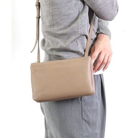 [^ԁF25131-11304]COOCO(N[R)U[V[YBlC̋vAU[V_[obOBV_[xg͍Œ132cmȂ̂ŊyXȂȂߊ|ł܂BRpNgȃTCYȂ̂ɉו̕ʎ[oD́IvfނŃNXAbvBlJWAɂ҂Bǂ̃J[X^COI΂AVvȃfUCŃGCWXȏiȃACeIigɂ傤ǂ傫Bv[gȂǂɂ߃obOłBX܂ւ⍇̍ۂ͉L̏iԍ`BiԍF25131-11304ỉ摜̓Tv̂߁Aۂ̐iƂ́AdlHATCY኱قȂꍇ܂Bӎ\Ȍɋ߂J[ɂČfڂĂ܂Agp̃p\RX}[gtHȂǂ̒[̊ɂāAۂ̐FƈقȂČꍇ܂B\߂BTvŎBeĂ鏤i܂B̏ꍇAۂ̏iƂ͐FEdlقȂꍇ܂̂ŁA\߂ByCOOCO/N[Rzu肰Ȃghvu@\vuDAILYvL[[hɓONEOFFǂȃV[łR[fBl[gɊy▾邳Aɂ͑lۂfGȃGbZXɂȂ肽Bȑz͂BAGuhłBTCYF܂zΉ|PbgFQ@OPJFt@Xi[dʁF270gTCYF23cm/15cm/܂5cm/V_[132cm/J22cmîCɓo^uîCɓo^vōēגʒmAXg̒ʒmAZ[ʒmAĂē׎ɒʒm󂯎邱Ƃł܂IЂo^BuĥCɓo^uuĥCɓo^vŐViēׂȂǁAȏ󂯎邱Ƃł܂IЂo^B