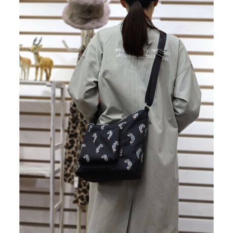 [^ԁF25531-11601]̓IWivgV_[obOlR[fɍ킹VvȂۓIȃobOłBA4TCYΉ̑eʁB{̊J̓t@Xi[dlȂ̂ŁAוSByʂȂ̂ŃV_[Ŏ΂ߊ|₷łBقǂ悢[͂Ǝĝ悳ŁAȂACeɂȂ邱ƊԈႢȂiԍF25531-11601ỉ摜̓Tv̂߁Aۂ̐iƂ́AdlHATCY኱قȂꍇ܂Bӎ\Ȍɋ߂J[ɂČfڂĂ܂Agp̃p\RX}[gtHȂǂ̒[̊ɂāAۂ̐FƈقȂČꍇ܂B\߂BTvŎBeĂ鏤i܂B̏ꍇAۂ̏iƂ͐FEdlقȂꍇ܂̂ŁA\߂BCOOCOyCOOCO/N[Rzu肰Ȃghvu@\vuDAILYvL[[hɓONEOFFǂȃV[łR[fBl[gɊy▾邳Aɂ͑lۂfGȃGbZXɂȂ肽Bȑz͂BAGuhłBTCYF`STCYΉETOOybg{g|PbgFO1/3JFt@Xi[dʁF290gTCYF26cm/28cm/܂12cm/V_[123cm/J32cmîCɓo^uîCɓo^vōēגʒmAXg̒ʒmAZ[ʒmAĂē׎ɒʒm󂯎邱Ƃł܂IЂo^BuĥCɓo^uuĥCɓo^vŐViēׂȂǁAȏ󂯎邱Ƃł܂IЂo^B