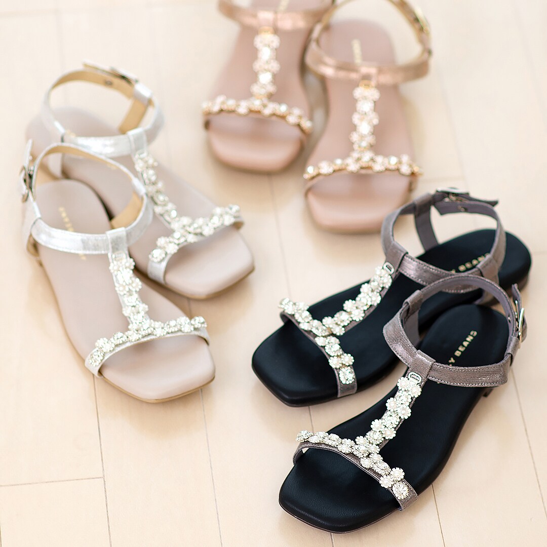 24春夏新作】パールビジューベルトフラットサンダル | マルイウェブ