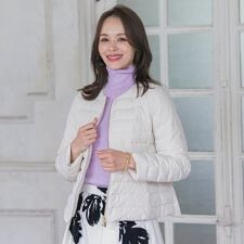 ビアッジョブルー(Viaggio blu)のペプラムダウンジャケット