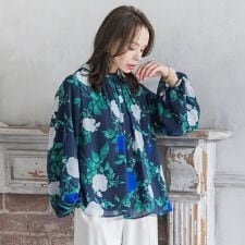 ブルーローズプリントブラウス≪洗濯機で洗える≫