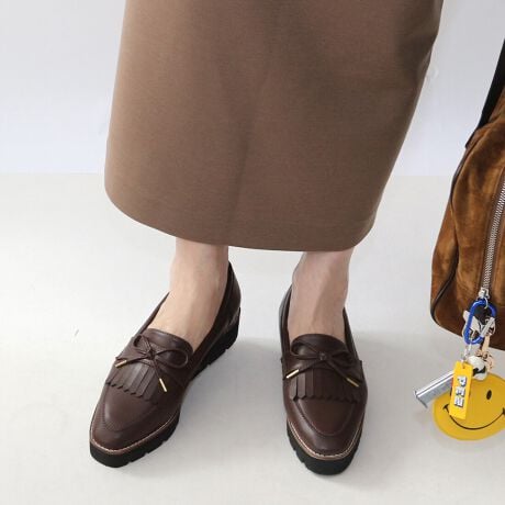 [^:243-05-9795]VFBRiuEjoIꃍ[t@[ɒځtA悢gbhołFin(tB)̌ꃊ{Lg[t@[oꂵ܂BAbp[̃Lg~{fUC͑lNVJȃfUCB{̐ɂ̓S[h킹Aꂽiȕ͋CɁBAbp[ƃ\[̊Ԃ̃Ro̓uEɔXeb`{oBׂƂɂfBeB[ɏivXĂ܂BƃtHŏ炵YȂDGfUCőCɃghR[fɑςBghfUCł̃R[fAbvf[g~̉ɂ́AᔽNbVZbgĂ̂őɂDAb[z[ĥŁAEĂ܂SzȂBfj⃏Chpcɂ͂łAv[cXJ[g⃏s[XɃ\bNX킹tF~jR[fɂBigAo|܂ŗlXȃV[Ŋ􂵂Bɒ悢݊^Ă郍[t@[͍G咍ځBꑫĂƃR[f̕L肻łBJ[ɂĈۂς̂ŁACɓ̈ꑫ`CXāBᔽX|WiᔽX|Wgp邱Ƃɂs̏Ռ炰܂Bj*ᔽX|WEEE͂𕪎UAݍޗlȃNbVłBTCYXybN22.5cm/Abp[F13.5cm@\[F7.7cm@dF196g23.0cm/Abp[F13.7cm@\[F7.8cm@dF201g23.5cm/Abp[F13.9cm@\[F7.9cm@dF208g24.0cm/Abp[F14.1cm@\[F8.0cm@dF234g24.5cm/Abp[F14.3cm@\[F8.1cm@dF239g25.0cm/Abp[F14.5cm@\[F8.2cm@dF242gETCYXybNɂĂFinƎ̕@ɂ̐Ă܂BEꏤił̍邽߁A̐eɎ኱̍ꍇ܂B