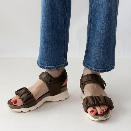 [^:252-09-9838]̊̂V[OANZgɁV[OxgR[f̃ANZgɂȂFin(tB)̃V[OxNX|[cT_oꂵ܂BG咍ڂ̌Xj[J[\[5.2cmƒ悢Ȃ̂ŊyȂ̂ɃX^CAbv̂BiȋgɃV[Oxg̃fUCJWAȃfUC̒ɏ炵oĂ̂ől̏R[fɎ₷ꑫɎdグ܂BXj[J[\[ŗSn~̉ɂ͒ᔽNbVZbgĂ̂őɂDAXj[J[\[Ȃ̂ŒԂ̕stẴW[ȂǂɂœKłBxNfUC͑ɍ킹Ē߉\ŁAŒ肳ĂfUCȂ̂ň芴yȗSn͓IBfj⃏Chpcɍ킹̂͂łA^CgXJ[gv[cXJ[gAs[XȂǂ̃X^COɊOACeƂĎ̂BǂȃR[fɂȂވꑫ̓J[ɂĕ͋C͕ς̂łCɓ̈ꑫ`CXāBᔽX|WiᔽX|Wgp邱Ƃɂs̏Ռ炰܂Bj*ᔽX|WEEE͂𕪎UAݍޗlȃNbVłB