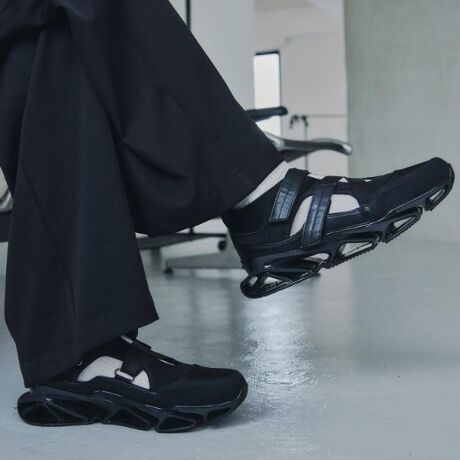 [^ԁF17002612]yfށzvgpĂ܂ByfUCz\ʊ̈قȂ鍇vƍ@nȂ5ނ̑fނ𕡎Gɑgݍ킹xebhT_BXj[J[̂悤ȃX|[eBȈۂɎdグ܂BAbp[ƃANV\[ƂɃNbV̗ǂ̃fUCB2ӏ̃xg𒲐邱ƂłƑɃtBbgA₷dlɁBʋC̗ǂfUCŃXj[J[oŗĂ܂BLC߃X^CÕnYƂĂAJWAX^CO킹Lg܂Bf͂A\bNX킹XXłB| BRAND CONCEPT |𒴂ĎxgfBViȃACex[XɁAA\rSƃXg[g̎RȔzA{Ǝ̃~bNXX^CĂ܂ByCɂȂ鏤i͂Cɓo^XXzîCɓo^ĂJ[̍ēגʒmAXg1_AZ[̒ʒmm点܂BuĥCɓo^ViēׂȂǁAuh̏󂯎邱Ƃł܂BƖ̊֌WɂAۂFČꍇ܂B܂Ap\REX}[gtHȂǂ̊ɂA኱iƉ摜̃J[قȂꍇ܂Bd:Б575g(TvTCY)