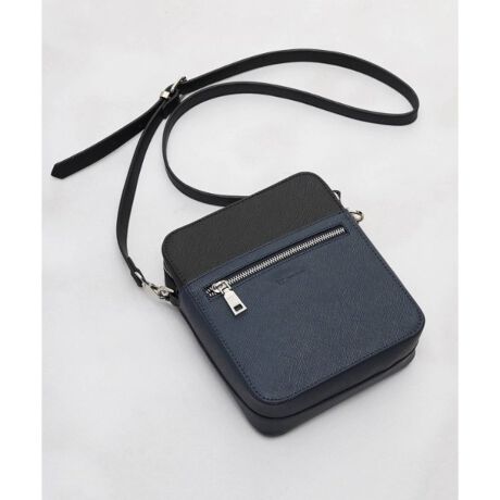 [^ԁF97901323]oCJ[̃fUC悭oAʉ}{bNXV_[obOyfށz悭̂鍇vgpBiŃ[hȈۂłB_̂^b`ő̂ւ̓DACełByfUCzoCJ[̃fUCCpNgobOB悢TCYigɒxǂi{bNX^̃fUCB}`Ƃ̂ŒzAL[P[XAX}[gtHꂢɎ܂TCYłByX^COz[hX^OɃ}b`ACełBoCJ[̃fUCAobO̘g𒴂t@VACeƂđ݊Ă܂BydlzE|PbgFO~2 ~1| BRAND CONCEPT |𒴂ĎxgfBViȃACex[XɁAA\rSƃXg[g̎RȔzA{Ǝ̃~bNXX^CĂ܂BƖ̊֌WɂAۂFČꍇ܂B܂Ap\REX}[gtHȂǂ̊ɂA኱iƉ摜̃J[قȂꍇ܂Bd:390g