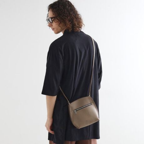 [^ԁFC0104376]yfށz{ vn |GXe\ʂɂقǂ悭V{vgpĂ܂ByfUCzۂ݂̂tH̃V_[obOBC3w\ɂȂĂAdɕ֗Btgt@Xi[͓ɒĂ̂ŁAו̏oɕ֗łBjZbNXłgfUCłBydlzE|PbgFO~1| BRAND CONCEPT |𒴂ĎxgfBViȃACex[XɁAA\rSƃXg[g̎RȔzA{Ǝ̃~bNXX^CĂ܂ByCɂȂ鏤i͂Cɓo^XXzîCɓo^ĂJ[̍ēגʒmAXg1_AZ[̒ʒmm点܂BuĥCɓo^ViēׂȂǁAuh̏󂯎邱Ƃł܂BƖ̊֌WɂAۂFČꍇ܂B܂Ap\REX}[gtHȂǂ̊ɂA኱iƉ摜̃J[قȂꍇ܂Bd:250g(TvTCY)