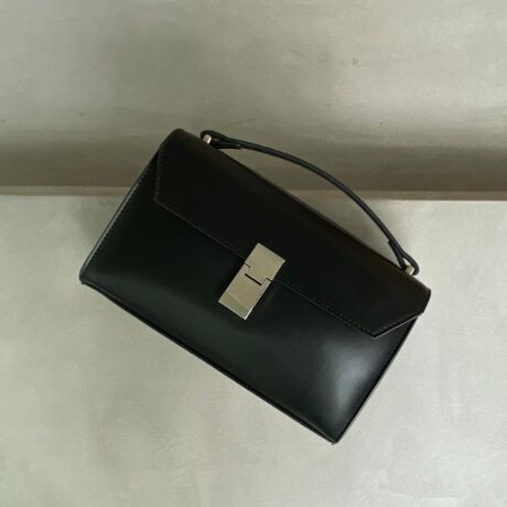 [^ԁF97904329]RpNgȉ^VGbg̃nhtbvV_[ByfށzvgpĂ܂BJ[ɂĕ\ʊ̈قȂH{Ă܂B019J[ nƒ悢򊴂̃X[X119J[ \ʂ̌^IȃTtBA[myfUCz`̃tbvɕt^̃}OlbgߋANZgɂȂfUCB{̏㕔ɕtĂ鎝́Agp͎₷uƂvoAgpĂȂ̓tbgɎ܂dl̗pĂ܂Bwʂɂ̓^t@Xi[|PbgtBLCڂJWA܂ŕLX^COɍ킹₷~jV_[obOłBydlzE|PbgFO~1 ~2| BRAND CONCEPT |𒴂ĎxgfBViȃACex[XɁAA\rSƃXg[g̎RȔzA{Ǝ̃~bNXX^CĂ܂ByCɂȂ鏤i͂Cɓo^XXzîCɓo^ĂJ[̍ēגʒmAXg1_AZ[̒ʒmm点܂BuĥCɓo^ViēׂȂǁAuh̏󂯎邱Ƃł܂BƖ̊֌WɂAۂFČꍇ܂B܂Ap\REX}[gtHȂǂ̊ɂA኱iƉ摜̃J[قȂꍇ܂Bd:395g(TvTCY)