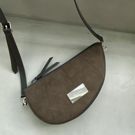 [^ԁF97904345]yfށzJ[ɂĕ\ʊ̈قȂ鍇vgpĂ܂BE019 ubNJ[Fnƒ悢̂鍇vE119 ubNJ[Fvfނɕ\ʂ̌^IȃTtBA[mH{Ă܂BE244 uEJ[Ftg̓kobN̍vEobN̓nƒ悢̂鍇vgpĂ܂ByfUCzgh̃AVg[ȃn[t[V_[obOB{̂̐؂ւ́ufUCvɉAԂ̂uXeb`^؂ւӏ̍EɃXeb`{Z@vS̓IɎ{ƂŁuIȃVGbgvۂĂ܂BXȈۂłȂAu500ml̃ybg{gE܂ݎPEgсvȂǂۂTCYBɂ̓t@Xi[|PbgtŋMdi̎[ɕ֗łBtg̃v[gAV_[̃TJp[cȂǃ^p[cANZgɂȂfUCBN[Ȉۂ̃obO̓LC߃X^COAJWAX^CO܂ŕL킹Ă܂BydlzE|PbgF~1| BRAND CONCEPT |𒴂ĎxgfBViȃACex[XɁAA\rSƃXg[g̎RȔzA{Ǝ̃~bNXX^CĂ܂ByCɂȂ鏤i͂Cɓo^XXzîCɓo^ĂJ[̍ēגʒmAXg1_AZ[̒ʒmm点܂BuĥCɓo^ViēׂȂǁAuh̏󂯎邱Ƃł܂BƖ̊֌WɂAۂFČꍇ܂B܂Ap\REX}[gtHȂǂ̊ɂA኱iƉ摜̃J[قȂꍇ܂Bd:290g(TvTCY)