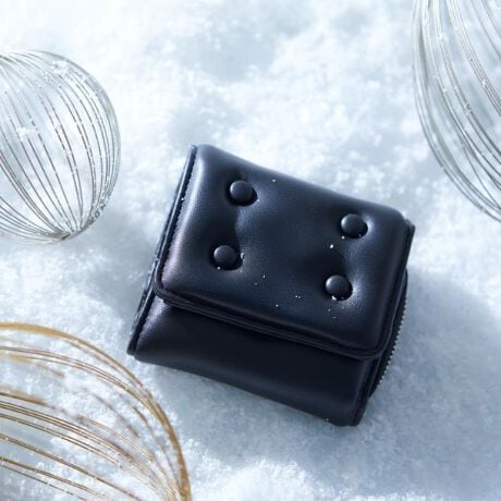 [^ԁF97904413]ƐGĂȂGSnEHbgyfށzȂ₩̃\tgX[XvgpĂ܂ByfUCzlĆupebhlߕEȂvfBeB[zɗƂ񂾃j[NȃACeBu݃{^vŒ肵Ăڂ݂u{^^teBOdlvŁANbV̂悤ȌڂɎdグĂ܂BuO܂v{uZIPRCP[XvdlB7ӏɃJ[h[\łBDtBRCP[X̉ӏ́A}`tŎo₷݌vɂ܂BRCP[Ẍuȉ~~jJrivɂ邱ƂŁAD݂̃`[R[hȂǂ̎t\Ŏ炵JX^邱Ƃ\łBeʂۂɂ߂悤Ƀhbg{^̎󂯃p[c2tĂ܂BS̓tŁAMtg^v[gɂIXXłBydlzE|PbgFD~1 K~1 J[h|Pbg~7| BRAND CONCEPT |𒴂ĎxgfBViȃACex[XɁAA\rSƃXg[g̎RȔzA{Ǝ̃~bNXX^CĂ܂ByCɂȂ鏤i͂Cɓo^XXzîCɓo^ĂJ[̍ēגʒmAXg1_AZ[̒ʒmm点܂BuĥCɓo^ViēׂȂǁAuh̏󂯎邱Ƃł܂BƖ̊֌WɂAۂFČꍇ܂B܂Ap\REX}[gtHȂǂ̊ɂA኱iƉ摜̃J[قȂꍇ܂B