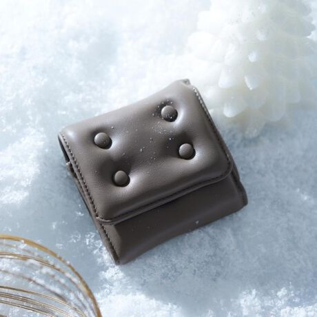 [^ԁF97904413]ƐGĂȂGSnEHbgyfށzȂ₩̃\tgX[XvgpĂ܂ByfUCzlĆupebhlߕEȂvfBeB[zɗƂ񂾃j[NȃACeBu݃{^vŒ肵Ăڂ݂u{^^teBOdlvŁANbV̂悤ȌڂɎdグĂ܂BuO܂v{uZIPRCP[XvdlB7ӏɃJ[h[\łBDtBRCP[X̉ӏ́A}`tŎo₷݌vɂ܂BRCP[Ẍuȉ~~jJrivɂ邱ƂŁAD݂̃`[R[hȂǂ̎t\Ŏ炵JX^邱Ƃ\łBeʂۂɂ߂悤Ƀhbg{^̎󂯃p[c2tĂ܂BS̓tŁAMtg^v[gɂIXXłBydlzE|PbgFD~1 K~1 J[h|Pbg~7| BRAND CONCEPT |𒴂ĎxgfBViȃACex[XɁAA\rSƃXg[g̎RȔzA{Ǝ̃~bNXX^CĂ܂ByCɂȂ鏤i͂Cɓo^XXzîCɓo^ĂJ[̍ēגʒmAXg1_AZ[̒ʒmm点܂BuĥCɓo^ViēׂȂǁAuh̏󂯎邱Ƃł܂BƖ̊֌WɂAۂFČꍇ܂B܂Ap\REX}[gtHȂǂ̊ɂA኱iƉ摜̃J[قȂꍇ܂B