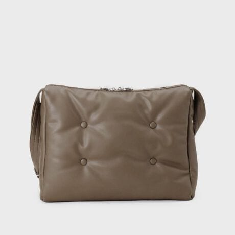 [^ԁF97904338]yfށzȂ₩̃\tgX[XvfނgpĂ܂B019J[FubN052J[FO[WyfUCzgh́upebhlߕEȂƂӖvobOBu݃{^vŒ肵Ăڂ݂u{^^teBOdlvŃNbV̗lȃfUCɎdグĂ܂BA4TCYۂTCYłB{̂̃t@Xi[́uȉ~~jJridlvōD݂̃`[tƃJX^\BXeb`̑ڂ̃V_[́AɊ|ۂɃANZgɂȂfUCB|΂ߊ|ǂΉ\łB̓t@Xi[|Pbgƃ_u|PbgBX^CÕANZgɂȂobOłBydlzE|PbgF~3EA4TCY[̏itkDTAKEO KIKUCHIX܂ł͎舵܂̂ł₢킹̓R[Z^[܂ŁB| BRAND CONCEPT |𒴂ĎxgfBViȃACex[XɁAA\rSƃXg[g̎RȔzA{Ǝ̃~bNXX^CĂ܂ByCɂȂ鏤i͂Cɓo^XXzîCɓo^ĂJ[̍ēגʒmAXg1_AZ[̒ʒmm点܂BuĥCɓo^ViēׂȂǁAuh̏󂯎邱Ƃł܂BƖ̊֌WɂAۂFČꍇ܂B܂Ap\REX}[gtHȂǂ̊ɂA኱iƉ摜̃J[قȂꍇ܂Bd:535g(TvTCY)