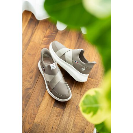 [^:LU5SSN21LZ]yƗuNEXTEPvV[Yz2025NtĂɓoꂵyʃjOXj[J[uLCS }kṽ_uxgX^CBAbp[̃_uxg̃fUCA悭z[hȂX^CbVɌ悤ɐ݌vꂽfłBZ}ł鎞ɂƗ悤ɁAE₷̃fUCɂĂ܂BƗ₷悤A_uxg̃Xb|^Cv̗pARԎԂȂAɏoyłBɁAAbp[Ŝɂꂵ₷S̑fނgpAƕɂƗ₷`̃fUC̗p܂B{[̂\[͌ȂӂƌySnłȂA𓥂ݏoۂ̋Ȑɂz݌vłBTChɂ̓tXuh炵gR[̃e[vƃuhSzuAVvȂ炵GKgȃfUCɂȂĂ܂BGKgȃ_uxg̃Cƌ̂ŁALCڂȃR[fBl[gɂ킹₷fUCłB