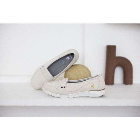 [^:LU5FSN77LZ]lȏɌApvXX^ČyʃXj[J[łBpvX̂悤Ȑ󂮂̃fUCȂAݍނ悤ȑꊴƃRtH[gǋ܂BAbp[̑Oɂ̗͑ǂfނ̗pėSnɂ܂Bӂƌy\[͑𓥂ݏoۂ̋ȐłȂAƕɃo[zu邱Ƃőϋvl݌vłBXj[J[łȂtH[}ȃt@bVɂ킹₷fUCɂȂĂ܂BC\[ւ͂ꂵL@\tBTChւ̓gR[̃e[vƃuh̃SfUCANZgƂėƂł܂BtXuh炵J[OƁA炵J[ANZgɂȂJ[oG[VłBƂOoItBXJWA܂ŕLj[Y𖞂Ă֗1łBL@\ / y