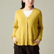 ラ・クープ(LACOUPE)の【洗える】スパンコールロゴ入り　Vネックカーディガン