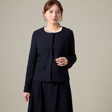 日本製／防シワ素材｜洗練ノーカラーライトジャケット（2ボタンホック仕様）｜通勤・セレモニー対応