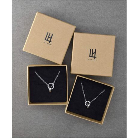 [^:1NE236A1SV]yPVo[925zaNX}X̃V[ɃIXXIJbgʂ_炩Vo[lbNXygTHE EDGEhJbeBO_uOyAlbNXzCIn[g̃fUC[NŊAVvȃfUCȂ瑼ɖʑ̂̃ANZT[V[YgTHE EDGEhBLL肷Ȃ悤▭ɐ݌vꂽʑ̂́Â݂ȂƓȏ_炩܂BjZbNXȕ͋CɎdオĂ܂̂ŁA咣ȂyAACeƂĊ􂵂܂ByApbP[Wł͂܂BVo[925iX^[OVo[jEVo[92592.5%̏܂łAxւ܂BEc7.5%͊i肪ˁjƌĂ΂Aϋvƍdx𑝂߂ɓ∟ȂǂgpĂ܂BEȂ߂炩ŔP܂BEMƂẲlAi̍WG[ɗp܂BEĂȂoNωy߂fނłByTHE EDGE-WEGbW-zCIn[g̃fUC[NŊAVvȃfUCȂ瑼ɖʑ̂̃ANZT[V[YB͖ʂƂ΂قǊpALLƌP܂BTHE EDGEV[Ŷ͑ʑ̂_炩P邱ƁBLL肷Ȃ悤▭ɐ݌vꂽʑ̂炱Â݂ȂƓȋP܂BbLdグ{Ă{ACéAʂ̃Vo[Ƃ͈قȂAVo[ȂǂŖƂ͂Ay_炩zŐ@x̂sĂB̏EϐFĚƂȂ܂̂œCAł̂gp͏o邾TBBeX}[gtHEp\RȂǂ̃j^[ɂAʏƎ̐FقȂČꍇ܂ByLION HEART-CIn[g-z1996N瑱hXeBbNuhBuhRZvǵwɕωꂸ VȉlςVFA ANZT[uhBxuh̗jCIn[g̃uhl[́Ap`[h1hThe Lion HeartedhɂȂŖÂꂽB`DŁAhȍsDވAsdSقǂ̔MS̎傾uqSvB̕ՓIȌhׂl̂悤ȑ݂ł葱AVѐS܂łYȂAl̒jɎxuhł肽AƂ肢߂āBƂĂ͂܂C|[gVo[WG[ZNgVbvƂāACO̐VifUCi[B̍i{ɏЉB܂hXeBbNuh̔@AIWiv_Ng̊JȂǁAYANZT[EB