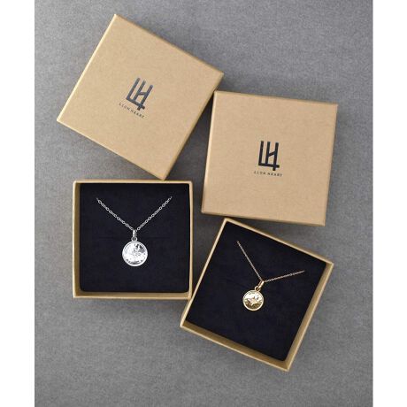 [^:03NE0435SV]yAM[Ή / T[WJXeXzn̐ElɂƂŁA`dグ܂ł蔲ꂽyAlbNXygLH-1hc`RCyAlbNX/_Chzv[ȃt[Ɉ͂ꂽn}[Œ@lȒƖڃeNX`[ɁA_ChZbeBOꂽRClbNXBn̐El̎ɂAЂƂЂƂJɖグꂽPɂ́Av`iWG[ƌԈႤ̔܂BƖڃeNX`[ɂČDU炳ĂāA₩ȕ͋CvXĂ܂BZbeBOꂽ_Chɂ́w܂łPl̈xƂӖ߂Ă܂B͂߂ĒɈSȃT[WJXeXfނŐBLONX}XȂǂ̃MtgV[YɃyAANZv[gƂĂIXXłByApbP[Wł͂MtgbsOɍœKȃIWiBOX2tv܂Buh̃ACfeBeB𔽉fuhAT[WJXeXؖ316L̑fލ󂪕KiɔfĂ܂Bׂ₩ȕËȂmÂsĂ܂BTCYɂăYEfB[X̃AWX^[ʒu͂ꂼĂ܂BYFNbvƔΑɂAWX^[ۃJɒʂƂŒZ\fB[XFNbṽAWX^[ۃJŗւĂAv[gɌqƂŒZ\T[WJXeXg316LhT[WJXeX͔ɗDAfC[[Xɂ҂ȑfށBAM[̕łgpĂ̂ŁApłȂv[gƂĂSĂIт܂B⊾ɂKтɂAϐFɂ̂ł̎ԂقƂǂ܂BɍdȂ̂Ń`F[؂ɂ̂łBsNS[h͓̐܂܂܂̂ŁA򓙂ł͗₻̑܂܂Ă鐬ɂĕϐFꍇ܂Bgp͂TB yLH-1-GGC`-zu߂ĒANZT[CIn[głlɁvƂz琶܂ꂽAt@bVEX^CEV[I΂ȂfC[[XȃRNVByLION HEART-CIn[g-z1996N瑱hXeBbNuhBuhRZvǵwɕωꂸ VȉlςVFA ANZT[uhBxuh̗jCIn[g̃uhl[́Ap`[h1hThe Lion HeartedhɂȂŖÂꂽB`DŁAhȍsDވAsdSقǂ̔MS̎傾uqSvB̕ՓIȌhׂl̂悤ȑ݂ł葱AVѐS܂łYȂAl̒jɎxuhł肽AƂ肢߂āBƂĂ͂܂C|[gVo[WG[ZNgVbvƂāACO̐VifUCi[B̍i{ɏЉB܂hXeBbNuh̔@AIWiv_Ng̊JȂǁAYANZT[EBBeX}[gtHEp\RȂǂ̃j^[ɂAʏƎ̐FقȂČꍇ܂BAM[ɋfނłAAM[̌͗lXȈׁA100%ȂƂ񑩂ł܂B\߂BVo[ƃsÑAWX^[ʒu͂ꂼꔽ΂ɂȂĂ܂BsNS[h͓̐܂܂܂̂ŁA򓙂ł͗₻̑܂܂Ă鐬ɂĕϐFꍇ܂Bgp͂TB sNS[h̐F̓sNƃCG[̒Ԃ̐FƂȂ܂B