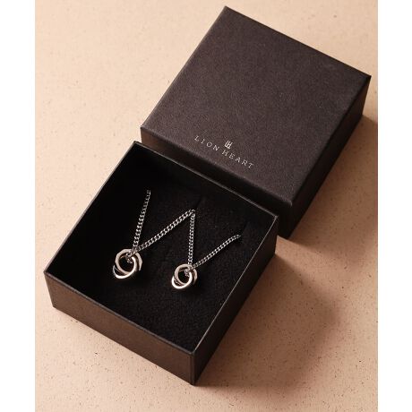 [^:03NE074BOX]yAM[Ή / T[WJXeXzaNX}X̃V[ɃIXXIJbgʂ_炩lbNXygTHE EDGEhVOl`[JbeBO_uOyAlbNXzCIn[g̃fUC[NŊAVvȃfUCȂ瑼ɖʑ̂̃ANZT[V[YgTHE EDGEhBLL肷Ȃ悤▭ɐ݌vꂽʑ̂́Â݂ȂƓȏ_炩܂By_gɃfUCĂuhl[̓G|LVŒFĂ܂BGh5cm̃AWX^[Ă̂ŁAX^COɂĒ𒲐\łBjZbNXȕ͋CɎdオĂ܂̂ŁA咣ȂyAACeƂĊ􂵂܂B͂߂ĒɈSȃT[WJXeXfނŐBpBOXƃVbv܂t̂ŃMtgV[ł劈􂵂܂BU[R[htĂāAgŊȒPɌԂƂo܂̂ŁAgŃbsOyAʓrpӂbZ[WJ[hȂǂ邱Ƃo܂B{bNXtLOzf[V[Y̑蕨ɂł悤A{bNXɓĂ͂܂BMtĝnɂgVbv܂t܂BR[ȟѕ(P){bNXɑ΂ĕt̃U[R[h2dŊ܂B(Q)ƂiĂŌтŌт܂B(R)U[R[h̗]݂͂ŃJbg܂Buh̃ACfeBeB𔽉fuhAT[WJXeXؖfލ󂪕KiɔfĂ܂Bׂ₩ȕËȂmÂsĂ܂BT[WJXeXT[WJXeX͔ɗDAfC[[Xɂ҂ȑfށBAM[̕łgpĂ̂ŁApłȂv[gƂĂSĂIт܂B⊾ɂKтɂAϐFɂ̂ł̎ԂقƂǂ܂BBeX}[gtHEp\RȂǂ̃j^[ɂAʏƎ̐FقȂČꍇ܂BAM[ɋfނłAAM[̌͗lXȈׁA100%ȂƂ񑩂ł܂B\߂ByLH-1-GGC`-zu߂ĒANZT[CIn[głlɁvƂz琶܂ꂽAt@bVEX^CEV[I΂ȂfC[[XȃRNVByTHE EDGE-WEGbW-zCIn[g̃fUC[NŊAVvȃfUCȂ瑼ɖʑ̂̃ANZT[V[YB͖ʂƂ΂قǊpALLƌP܂BTHE EDGEV[Ŷ͑ʑ̂_炩P邱ƁBLL肷Ȃ悤▭ɐ݌vꂽʑ̂炱Â݂ȂƓȋP܂ByLION HEART-CIn[g-z1996N瑱hXeBbNuhBuhRZvǵwɕωꂸ VȉlςVFA ANZT[uhBxuh̗jCIn[g̃uhl[́Ap`[h1hThe Lion HeartedhɂȂŖÂꂽB`DŁAhȍsDވAsdSقǂ̔MS̎傾uqSvB̕ՓIȌhׂl̂悤ȑ݂ł葱AVѐS܂łYȂAl̒jɎxuhł肽AƂ肢߂āBƂĂ͂܂C|[gVo[WG[ZNgVbvƂāACO̐VifUCi[B̍i{ɏЉB܂hXeBbNuh̔@AIWiv_Ng̊JȂǁAYANZT[EB