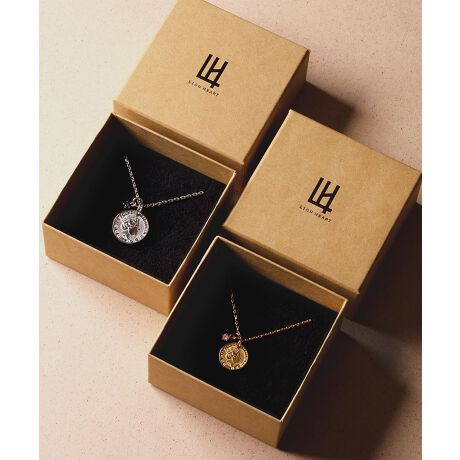 [^:03NE075APA]yAM[Ή / T[WJXeXzVo[J[ƃS[hJ[̃VvyAlbNXygLH-1hCIRCyAlbNXzy_g̓ARCƃWRjA`[ZbgĂ܂RCy_gʂ̓zCgCIfUCĂ܂咣ȂAsIŃj[gȕ͋C͂߂ĒɈSȃT[WJXeXfނŐ쁜LONX}XȂǂ̃MtgV[YɃyAANZv[gƂĂIXXłyApbP[Wł͂MtgbsOɍœKȃIWiBOX2ƃVbv1tv܂Buh̃ACfeBeB𔽉fuhAT[WJXeXؖ316L̑fލ󂪕KiɔfĂ܂Bׂ₩ȕËȂmÂsĂ܂BR[fBl[gVvȃTCY͈ڗAlXȃt@bVɑΉv܂Bp[J[AXEFbgAI[o[TCYgbvXȂǂ̃JWAX^CAZbgAbvAWPbgAVcȂǂ̂ꂢ߃X^CȂǁAlXȃR[fBl[gɍ킹₷ĝfUCłBT[WJXeXT[WJXeX͔ɗDAfC[[Xɂ҂ȑfށBAM[̕łgpĂ̂ŁApłȂv[gƂĂSĂIт܂B⊾ɂKтɂAϐFɂ̂ł̎ԂقƂǂ܂BBeX}[gtHEp\RȂǂ̃j^[ɂAʏƎ̐FقȂČꍇ܂BAM[ɋfނłAAM[̌͗lXȈׁA100%ȂƂ񑩂ł܂B\߂ByLH-1-GGC`-zu߂ĒANZT[CIn[głlɁvƂz琶܂ꂽAt@bVEX^CEV[I΂ȂfC[[XȃRNVByLION HEART-CIn[g-z1996N瑱hXeBbNuhBuhRZvǵwɕωꂸ VȉlςVFA ANZT[uhBxuh̗jCIn[g̃uhl[́Ap`[h1hThe Lion HeartedhɂȂŖÂꂽB`DŁAhȍsDވAsdSقǂ̔MS̎傾uqSvB̕ՓIȌhׂl̂悤ȑ݂ł葱AVѐS܂łYȂAl̒jɎxuhł肽AƂ肢߂āBƂĂ͂܂C|[gVo[WG[ZNgVbvƂāACO̐VifUCi[B̍i{ɏЉB܂hXeBbNuh̔@AIWiv_Ng̊JȂǁAYANZT[EB