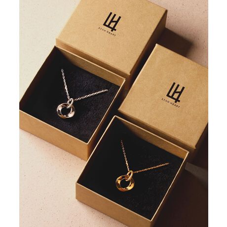 [^:03NE076APA]yAM[Ή / T[WJXeXzVo[J[ƃS[hJ[̃VvyAlbNXygLH-1hcCXgOyAlbNXzy_g͔głVvȃOfUCB咣ȂAsIŃj[gȕ͋CɎdオĂ܂B͂߂ĒɈSȃT[WJXeXfނŐBBLONX}XȂǂ̃MtgV[YɃyAANZv[gƂĂIXXłByApbP[Wł͂MtgbsOɍœKȃIWiBOX2ƃVbv1tv܂Buh̃ACfeBeB𔽉fuhAT[WJXeXؖfލ󂪕KiɔfĂ܂Bׂ₩ȕËȂmÂsĂ܂BR[fBl[gVvȃTCY͈ڗAlXȃt@bVɑΉv܂Bp[J[AXEFbgAI[o[TCYgbvXȂǂ̃JWAX^CAZbgAbvAWPbgAVcȂǂ̂ꂢ߃X^CȂǁAlXȃR[fBl[gɍ킹₷ĝfUCłBT[WJXeXT[WJXeX͔ɗDAfC[[Xɂ҂ȑfށBAM[̕łgpĂ̂ŁApłȂv[gƂĂSĂIт܂B⊾ɂKтɂAϐFɂ̂ł̎ԂقƂǂ܂BBeX}[gtHEp\RȂǂ̃j^[ɂAʏƎ̐FقȂČꍇ܂BAM[ɋfނłAAM[̌͗lXȈׁA100%ȂƂ񑩂ł܂B\߂ByLH-1-GGC`-zu߂ĒANZT[CIn[głlɁvƂz琶܂ꂽAt@bVEX^CEV[I΂ȂfC[[XȃRNVByLION HEART-CIn[g-z1996N瑱hXeBbNuhBuhRZvǵwɕωꂸ VȉlςVFA ANZT[uhBxuh̗jCIn[g̃uhl[́Ap`[h1hThe Lion HeartedhɂȂŖÂꂽB`DŁAhȍsDވAsdSقǂ̔MS̎傾uqSvB̕ՓIȌhׂl̂悤ȑ݂ł葱AVѐS܂łYȂAl̒jɎxuhł肽AƂ肢߂āBƂĂ͂܂C|[gVo[WG[ZNgVbvƂāACO̐VifUCi[B̍i{ɏЉB܂hXeBbNuh̔@AIWiv_Ng̊JȂǁAYANZT[EB