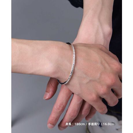 [^:1BA053A0SV]sKŊ炩ȃeNX`[̃Vo[uXbgyerat@CoOztĂɊ􂷂鎖ԈႢȂ̃Vo[oOBsKŊ炩Ȍ`󂪃ANZgƂȂA@ׂŏiȃoO܂BL̃VGbg̓VvŎg₷QłByfor Gift-tH[Mtg-z_ƂVvȃfUCBx[VbNȃACe炱A l̓OIɍlA CIn[g炵lߍ݂܂Bt@bVyޓsIȂȂɌ uACtX^CANZT[v ByLION HEART-CIn[g-z1996N瑱hXeBbNuhBuhRZvǵwɕωꂸ VȉlςVFA ANZT[uhBxuh̗jCIn[g̃uhl[́Ap`[h1hThe Lion HeartedhɂȂŖÂꂽB`DŁAhȍsDވAsdSقǂ̔MS̎傾uqSvB̕ՓIȌhׂl̂悤ȑ݂ł葱AVѐS܂łYȂAl̒jɎxuhł肽AƂ肢߂āBƂĂ͂܂C|[gVo[WG[ZNgVbvƂāACO̐VifUCi[B̍i{ɏЉB܂hXeBbNuh̔@AIWiv_Ng̊JȂǁAYANZT[EBׂƔj̋ꂪ܂Bx܂Ă܂Aqr͂Ă܂ƏCo܂̂łӉ܂BVo[fނ́wxɂ荕ގ܂AVo[łꂵĒŖ{̋P߂܂B̏EϐFĚƂȂ܂̂œCAł̂gp͏o邾TBBeX}[gtHEp\RȂǂ̃j^[ɂAʏƎ̐FقȂČꍇ܂B