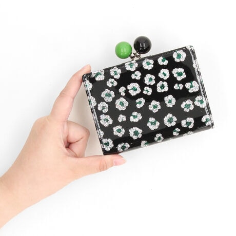 [^:57854]ЂƂJɕ`ꂽOb^[̉ԁXBł͂ȂA̕sȋPAǂSB[݂̂GỉA󂯂邽тɕ\ςA܂ŖɕԐ̂悤ɁA₩߂Bǂ60N̋C܂ƂȂAɎ邾Łuv̎ɂƓށBł͂ȂACʂɂĂ鑶݁BE܌ 2܂z̓J[h|PbgS8AOAЖʂɃ|Pbg1|Pbg܂B둤ɑ傫Ȃ܌̏KꂪAKT₷łB