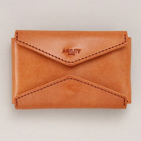 [^:16398596]RpNgȂ̂Ɏg₷4tbvIȃ~jzBLbVXi݁Al錈ϕ@BXɂĂ̓LbVXA܂g邱ƂB̎̎x@ɍ킹āAî悤ɎgJ[h⌻Ƀ_CNgɃANZXł...Ȏv琶܂ꂽ̂̃pNpNEHbgłBNɈx͌ôA܂莆̃pNpNipbN`jCXs[V󂯂܂BpNpN̂悤Ɏl̖ʁitbvjɂꂼӖAj[NȃfUCłB̍\A܂莆̂悤Ȑ܂肽݂̍\𐶂āAeɕd؂܂B@\=fUC̖ʂ̂Ȃ݌vŁAVvɂ܂BS̃CtbvJԂŁAOcJ[h5x/OcKBRC15EtL[Oɒʂ{[B/둤cDB10x[\B/둤cICJ[hȂ2x[\Bꂽ܂܃^b`ł܂BPDtbvOʁEiSj/xtbvcSĂ̕ɃANZXł郁CłBRC|Pbg̃tbvJLɑ傫JAKED̏oꂪ₷Ȃ܂BQDtbvOʁE/CJ[htbvc悭gNWbgJ[hʌnICJ[hȂǂĂ΃NCbNANZXł܂BRDtbvʁEE/ۊǃJ[htbvcƋ؂ی؁ALbVJ[hȂǎgpx̏ȂJ[h͂܂Ƃ߂ďoꂪł܂BSDtbvʁE/L[RCtbvcxɂ̓Ctbvƍ킹ĊJ΁AK̃}`LoꂪfR₷Ȃ܂BOɌ{邱ƂłARC|PbgɎ[ł܂B܂AOƂ߂Ăṽx́ARC̓]h~̖SĂ܂Bقǉ̏o΂̂悤ȊvłBt^jłȂ߂XeAA\ʂbNXiEjŉHB \ʂɃu[ƂE̔oĂ̂ŁÃECMɂĊvɎC荞܂Ă䂭ɂAF[܂A_炩ȉɂ݂Ă܂B yӁz\ʂ̐F̔ZWu[́A̍╔ʁAx̍ɂĈꖇꖇoقȂ܂B ܂Av{̕\fފ߂ɁA\ʂɖhHĂ܂̂ŁAHۊǁA^̍ۂɃu[ɎC荭ȂǂƂ܂B͊v̓ł́AB