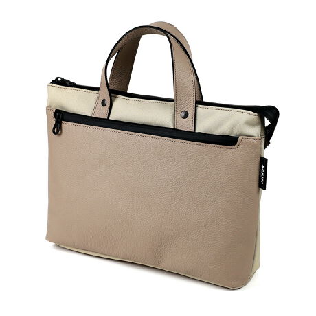 [^:0578-sg]yAGILITY affa(AWeB Abt@)zubgobOwhCrOobOxƂ΂RpNgTCỸ~jg[głBzAX}zA500ml̃{gAg̉̏ނ[ł܂Ƃ߂ĕЎłƎ邨oobOłBx̎UXuAs̎UATCNOȂǁAsxOǂȃV[ŎĂ}b`悤Ɏdグ܂BiPadȂǂ̃^ubg{Mdi~jTCỸrWlXobOƂĂg܂(A4s)BU[~|GXe~ANAK[ht@Xi[ŋ}ȉJłSBGĂɕ\ʂ藎AƂЂƐ@Ō̏Ԃɖ߂܂BÕt@Xi[|Pbgɂ́A悭oX}znJ`ȂǂĂ̂ɕ֗łBC|Pbgɂ͔wʑ2̎d؂|PbgĂAL[P[X⃂oCobe[ȂǏĎ[ł܂B̉ו̓ɂ܂AuƂɎ悤ɐcނꂵƎdグĂ܂Bt̃V_[xgȂ΁A~jV_[obOƂāA2WAYłg܂BiV_[xg͎sjySGVNiWP[N}ChjzPH̃^i[ɂāAY̋vN[Ń\tgɂȂ߂ngpB ʏ̝H̊v͕\ʂ܂𐁂t邾łÅv͉F߂iKŃXRb`K[h̝܂v̐c܂Őݍ܂Ă̂ŁA\ʂ̝Hɔ׋͂ŁAʂ𒷊邱Ƃł܂B \ʂ͐Ɗ痿gpĂZ~AjdグȂ̂ŁAgĂĂF̕ωȂAɐViƓ悤ȊoŎgpł܂B VŇ^{ƂŁAVbNȃC[WɁBgĂĂׂȃLYȂǂ̓VNɉBĖڗ܂B XRb`K[hƂ̓AJ3MЂWJhAhHŁAtbfthʂ炷HłB