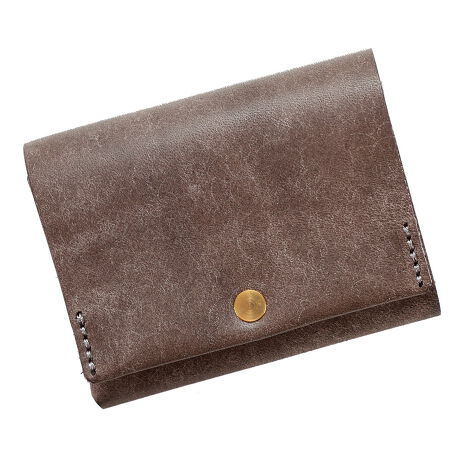 [^:0363-mr]yAGILITY affa(AWeB Abt@)zvG|PbgɓċCyɎgRpNgzłB ʂ̂ȂŌ݂}ARpNgȂg₷zڎw܂B tbvɗ悤ɊJA{̂͏cɎgC[WB̃Xbg̓J[hɂȂĂ܂BeXeb`ł܂肽ނɂ邱ƂŁA}ȂJ[hoꂵ₷悤ɍHv܂Bgn߂͊vd̂ł߂łAvȂł3`4̃J[hX[Yɏoł܂B̃|Pbgɂ10`15xK܂B̃|PbgE܂邾̂ɂȂĂ̂ŏKoꂵ₷ȂĂ܂BKɂ̓~jtbvĂ܂BzbNȂǂ͂Ă܂񂪁Ã~jtbv܂肽񂾏ԂŖ{̂ƏKяoȂ悤ɂȂĂ܂Bwʑ̃Xy[X͂DɂȂĂA10x̎܂BK̃~jtbvɉ`łD܂ȀԂŖ{̂܂BiKEJ[hꑤjOɂƂ邱ƂŁAD₷𑝂₵ĂX[Yɕ悤ɍHv܂B [03639188][03639189][03639190][03639191][03639192][03639201][03639202]yvɂāzMargot - }S[ -XNb`H̃C^AU[XNb`HICU[C^ÃgXJ[iB|eEAEGSnɂVirgilio Conceria ArtigianaЁiBWIER`FAEAeBW[ijA\ʂ̃XNb`H̃V_[vłB@BWIЂ1961NɑnƂꂽ^i[łB gXJ[iB̓`IȁuX[oX^j@v̗p鐔Ȃ^i[1łBX[oX^j@Ƃ́Av𒷎Ԃƃ^jtɐZ@BԂƎԂĂ܂Avւ̕S͏ȂAv̓܂Ń^jtݍł߁AƂĂYȎdオɂȂ܂BƂẮAoPb^@̐A^j₵ŐdグAICvȂ̂ŁAgނقǂɖ킢[FɕωÂ鎩RȉoėAoNω(GCWO)łvłB\ʂ̓XNb`Hɂ肴^b`Ń}bgȈۂłAgނقǂɒʏ̋tvȏ̉łAoNω̐U蕝͂̊vłByAt^[PAӁzɐZICvĂ̂ŁA{Iɂ͊@x̃PAŗǂԂۂĂ܂BNȏgpGCWOiނƁAoĂ܂̂ŁAvp̃N[hzĂƂŊv̎т܂B菇ƂẮA܂vp̃uVŕ\ʂ̉𗎂ƂAvpN[𔖂hzA@ŎdグĂBpxƂẮAĂɈxŏ\łBv{̕\fފ߂ɁA\ʂɖhHĂ܂BHۊǁA^̍ۂɎC荭ȂǂƂ܂B\ʂ̐F̔ZẂA̍╔ʁAxɂĈꖇꖇoقȂ܂B