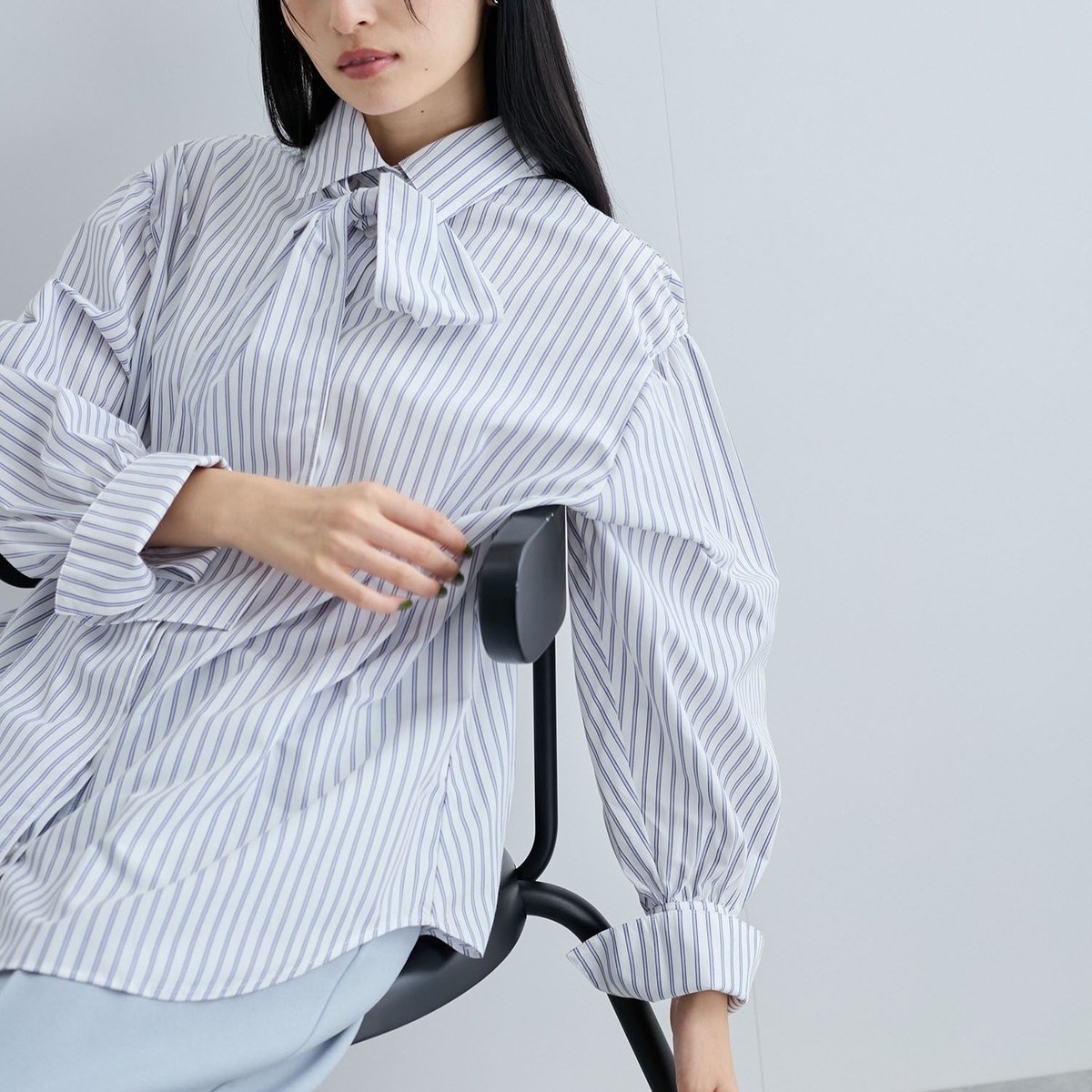 リボン付きバックシャーリングシャツ VIS（ビス）の「リボン付きバックシャーリングシャツ（シャツ