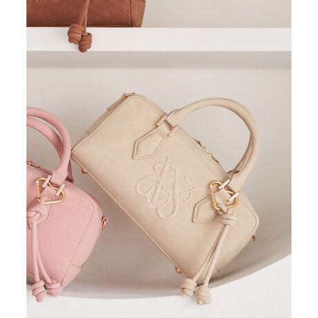 [^ԁFBVX45060]y2025 Autumn/Winterzy25AWzPOINTEG{XH{傫߃S|CgIEn[g̃JriBODYƓfނ̗h`[tBꏏɂ莝̃`[ĂłI`[͎O\BE߂łV_[ŁAX^COɍ킹Ď΂ߊ|ł܂BEɃ|PbgĂAICJ[h⌮Ă̂ɕ֗łBE500mlybg{gAzTCYBErEtŁA̎C≘yĂ܂ByfUCEVGbgzV_[ƃg[g2WAỸ~j{XgobOB傫ȃG{XH`[ȂǍׂȎdl炵fUCłBEǂɂJJt@Xi[ŁA傫Ĵ̂o₷̂|CgByfށzXG[hByJ[zJWAX^CɃsb^ȃuEnAꂢ߂ȃx[WnAtF~jȃR[fɂ_XeB[sNB-----------------------------|Pbg̐F~1 O~PA4[F~500ml̃ybg{gFZz[FZV_[RFi߉j`[FO\-----------------------------摜̏i̓TvłB ۂ̏iƎdlAHATCY኱قȂꍇ܂B