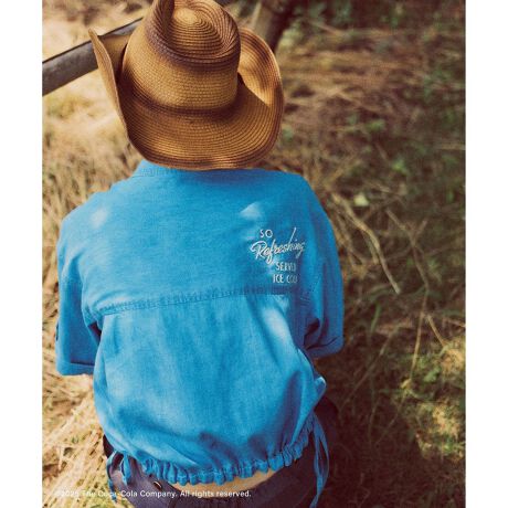 [^ԁFBVH75200]2025tāPOINTEjRJR[Ђ1930N~40NɃtH[JXAAĴ̎ɗsuf[h`ṽX^CC[WāAHDNbvhVcWJIyfUCEVGbgztg|PbgɃRJR[S̃sXl[tAobNɂ1930ÑA[JCuS`[t`F[Xeb`hJœWJ܂BNbvhƃn[tX[ũoXVcƂĂAHDACeƂĂg閜\ACełB̃hXgO|CgŁAX^COAbvf[gĂ܂Iyfށzu[n(45):CgIX̃Rbg[fjgpBsNn(65):VɂȂɂ|GXeu[hgpByJ[zu[CgfjƃsNnXgCv2FWJłBu[n(45):u[CgfjsNn(65):sNnXgCvJ[ɂgEقȂ܂Bu[n(45):({)  67% [ 33% (hJ㎅)|GXe 100% (hJ)|GXe 100%sNn(65):({) |GXe 100% (hJ㎅)|GXe 100% (hJ)|GXe 100%y߂̃X^COzV[ỸTybg(i:BVY75200)Ƃ̃R[fBl[g߂łICi[ɃJbvtL~\[肰ȂR[fBl[gāA{g̓JWAȃChpcL~s[XȂǂgTimelessly by Your Sideh 𒴂ĂׂɃRJR[̗ネSɏhh^CXȖ́hCXs[VɃXyVRNVWJ܂B-------------------------------VIS1930ÑAJōLÂ߂̃fjJ`[BRJR[̌_ƂƂɐ܂ꂽ̎̃[hAVIS炵_ōĉ߁Bgh؂ɂȂA^CXȖ͂ƍ̋Cd˂AARŐꂽfjX^CĂ܂B-------------------------------yCoca-ColaACezEobNGuC_[NbvhVc(i:BVH75200)ESvgt`TVc(i:BVM75200)EtHgSvgA\[gTVc(i:BVM75210)EGuC_[Tybg(i:BVY75200)EGuC_[Lbv(i:BVU75200)摜̏i̓TvłBۂ̏iƎdlAHATCY኱قȂꍇ܂B摜ɂĂ͎ۂ̐FƈقȂꍇ܂BF͐nAbv摜mFB