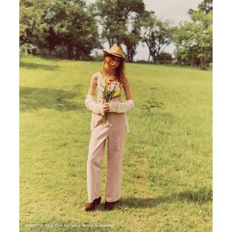 [^ԁFBVY75200]2025tāPOINTEjRJR[Ђ1930N~40NɃtH[JXAAĴ̎ɗsuf[h`ṽX^CC[WāATybgpcWJIERJR[̃ShJ|PbgACLb`ɁBE悢ChVGbgő̌^Jo[ۂ𗼗ByfUCEVGbgztg|Pbg[ɃRJR[̃sXl[tAobNE|Pbg1930ÑACRS}[NhJœWJTybgpcłBE₷tgt@Xi[ŁAǂbNX[YƂĂSn̗ǂTybgpcɎdグĂ܂BRŒRɒ߂łƂ|CgIyfށzRbg100%9IXfjƃJcMgpByJ[zu[fjAOCbVsN2FWJłBy߂̃X^COz{[_[TVc⓯V[Ỹt`X[uTVc(i:BVM75200)ASTVc(i:BVM75210)ƃLbv(i:BVU75200)킹Ǝv؂JWAȃX^CɁBVcuEX킹ꂢ߃JWAɎdグ߁B^NgbvƃANZT[ŃwV[tF~jȉăR[f܂BgTimelessly by Your Sideh 𒴂ĂׂɃRJR[̗ネSɏhh^CXȖ́hCXs[VɃXyVRNVWJ܂B-------------------------------VIS1930ÑAJōLÂ߂̃fjJ`[BRJR[̌_ƂƂɐ܂ꂽ̎̃[hAVIS炵_ōĉ߁Bgh؂ɂȂA^CXȖ͂ƍ̋Cd˂AARŐꂽfjX^CĂ܂B-------------------------------yCoca-ColaACezEobNGuC_[NbvhVc(i:BVH75200)ESvgt`TVc(i:BVM75200)EtHgSvgA\[gTVc(i:BVM75210)EGuC_[Tybg(i:BVY75200)EGuC_[Lbv(i:BVU75200)摜̏i̓TvłBۂ̏iƎdlAHATCY኱قȂꍇ܂B摜ɂĂ͎ۂ̐FƈقȂꍇ܂BF͐nAbv摜mFB