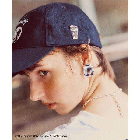 [^ԁFBVU75200]2025tāPOINTEjRJR[Ђ1930N~40NɃtH[JXAAĴ̎ɗsuf[h`ṽX^CC[WāALbvWJIE邾łȂꊴAbṽVv\fUCByfUCEVGbgz1930N̐FXȃACRS`[tALbṽZ^[tgATChAZ^[obNɎhJAeV̏オLbvɎdグ܂ILbv̌뒆SɃAWX^[tĂ̂ŁA傫̒߂\łByfށzRbg100̃cCfނgpĂ܂ByJ[zx[VbNȃubNJ[ƍV[Ygh̃{h[J[2FWJłBy߂̃X^COzAX^NgbvɓV[ỸTybg(i:BVM75200)ƃNbvhVc(i:BVH75200)ɃLbv킹X^C߁Bi[XJ[g⃏s[XX^COɐh̃LbvŃtF~jnTX^CO߁BgTimelessly by Your Sideh 𒴂ĂׂɃRJR[̗ネSɏhh^CXȖ́hCXs[VɃXyVRNVWJ܂B-------------------------------VIS1930ÑAJōLÂ߂̃fjJ`[BRJR[̌_ƂƂɐ܂ꂽ̎̃[hAVIS炵_ōĉ߁Bgh؂ɂȂA^CXȖ͂ƍ̋Cd˂AARŐꂽfjX^CĂ܂B-------------------------------yCoca-ColaACezEobNGuC_[NbvhVc(i:BVH75200)ESvgt`TVc(i:BVM75200)EtHgSvgA\[gTVc(i:BVM75210)EGuC_[Tybg(i:BVY75200)EGuC_[Lbv(i:BVU75200)摜̏i̓TvłBۂ̏iƎdlAHATCY኱قȂꍇ܂B摜ɂĂ͎ۂ̐FƈقȂꍇ܂BF͐nAbv摜mFB