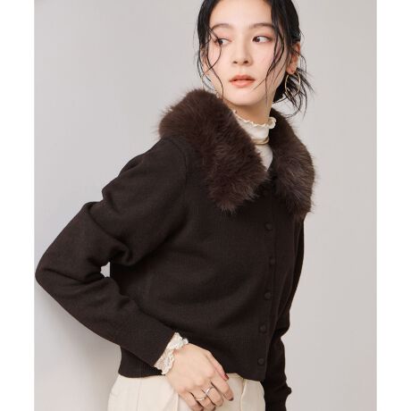 [^ԁFBVK45120]y2025 Autumn/Winterzy25AWzPOINTEjbgJ[fBKɁAӂӂ̃tFCNt@[݂NVJȃ[h܂ꖇBE܂̎O\ŁA|܂J[fɑϐg܂BEꌩgȌڂ̃jbg͒ԂꂵȂ悤ɌȂ߂Ȃ悤ɂĂ̂ŃR[g̒ɒĒĂƒȂĒ܂ByfUCEVGbgztFCNt@[̓J[fƐF킹Ă̂ŁAlۂȂĒ܂BOS̖t̓N~{^łƃJ[fɓ݁AۂɎdグ܂B{^𗯂߂ĂƊ̂钅Ȃ͂AOJătɉHD΁ÂlJWAȃX^Cy߂܂BZ߂̏䊴́AX^CAbvʂ҂łAlXȃ{gXƂ̑QłByfށzԂꂵȂ̂ɃttȌڂ̃J[fBfށBoĂtFCNt@[́AtHbNXt@[͂ߑfނōQłB􂢉\ByJ[ziŎg̗ǂx[VbNJ[œWJB{g̐FI΂Ȃ킹₷O[A킢炵ioĂLi͔Ȃ̂ŎqۂȂ炸ɒp܂B_[NuE͑lۂghoĂ܂By߂̃X^COzigɂ͂AƂoAItBXV[ɂ􂵂Ă܂BuEXJbg\[ɏd˂΁A̃R[fBl[gɉ؂₩vX  fjTVcɍ킹JWAȒȂ߂łBt@[̗DjAXJ[AR[fBl[gŜiɂ܂Ƃ߂܂B-----------------------------nFȂ򊴁Ft@[݂̂₠蓧FLi(16)₠LkF|PbgFȂ{^FiJjňF肻̑dlFt@[͎O\G߁FHA~-----------------------------yfpTCYzg:168cm pTCY:F摜̏i̓TvłBۂ̏iƎdlAHATCY኱قȂꍇ܂B摜ɂĂ͎ۂ̐FƈقȂꍇ܂BF͐nAbv摜mFB