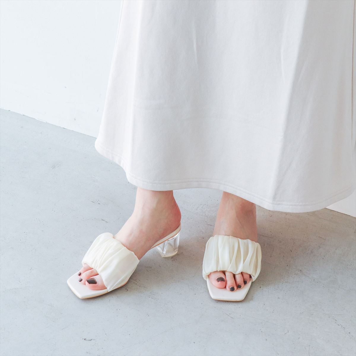 スクエアビジュー厚底サンダル IU5018 （ベージュ） EVOL⁄イーボルスクエアビジュー厚底サンダル IU5018 （ベージュ）