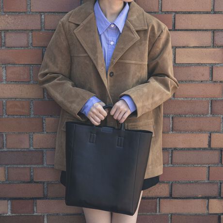 [^:LZ40240]y&EVOL 2025AW collectionz悢nƃ}bgȎ̂V_[tnhobOBJWAȃX^C͂A[h₩ƂX^Cɂ킹₷ɂ͑傫ȃ|Pbg1ƁAƕ̂}`tŌڈȏɎ[\I߂̃V_[xg͎O\ŁAR[fBl[gɍ킹ĕ͋Cς̂߁By@zd: 670g: 33cm: 26.5cm}`: 10.5cm荂: 8cmV_[Xgbv̒: 95cm-----STAFF COMMENT-----yX^btSzRgFޗ̎ɍč܂Id̓MacBookAzACN|[`AyP[XA500mlybg{gȂǁAiĝ͗]Tœ܂ig͂Ad̓Ɋ􂷂錩ڂƃTCYȂ̂ŁAwreԈႢ̃obOł================================================y`bgŋCyɑkzInstagramDMɂāACɂȂ钅pfނȂǁACyɂkBEʐ^ŏڂ`邱Ƃ\łIyEVOL/C[{zinstagram(evol_official0)================================================i摜̓TvgpĂ邽߁AFTCY̎dlɕύXꍇ܂̂ŁA\߂B