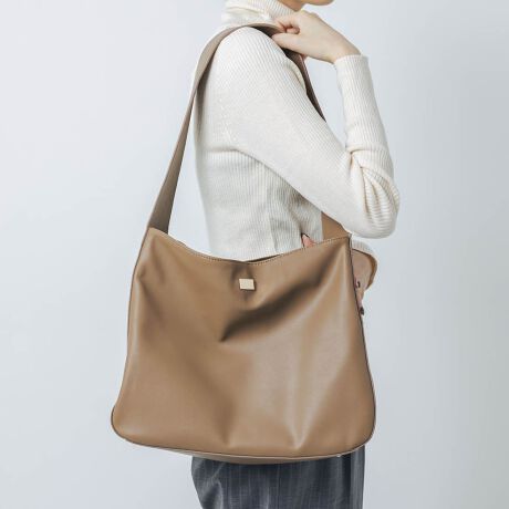 [^:LZ40242]y&EVOL 2025AW collectionzVvȃfUCɎ{ꂽXNGA^̃S[hp[cANZg̃nhV_[obOBڈȏɏ_炩ȑfނŏeɓ݂₷gSnybg{gⒷz͂AA4TCY]TœʋΒʊwɂ҂ȑeʃobOIJɂ̓}Olbg{^Aɂ͑傫߂̃|Pbg1tĂ̂|CgBȂ̂Ɏp΂ŁAǂȃV[ł劈􂷂邱ƊԈႢȂIy@zd: 670g: 31cm: 39cm}`: 13cm荂: 29cm-----STAFF COMMENT-----yX^btSzRgFƂĂ_炩ޗŔ肪悭ÂV_[Ȃ̂Ŏd̓̉וďdĂɐH݂ɂĎ₷łd̓MacBook܂ÃobO͗]Tœ܂BƊ̂ŃfC[g͂AO̓ɂgĖ\obOł================================================y`bgŋCyɑkzInstagramDMɂāACɂȂ钅pfނȂǁACyɂkBEʐ^ŏڂ`邱Ƃ\łIyEVOL/C[{zinstagram(evol_official0)================================================i摜̓TvgpĂ邽߁AFTCY̎dlɕύXꍇ܂̂ŁA\߂B