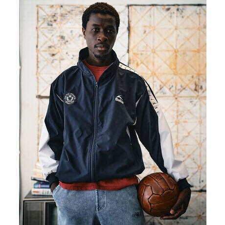 [^:BU2445800]X|[eB[ȃfUC̃gbNJKTBBUKTÃShJAe[vA؂ւfUCȂǃĝfBeB[BuKeep going My wayvBuktaioN^j́A1879NɃ}`FX^[ߍxőn݂ꂽCOhŌẪX|[cEFAuhłBjƓ`Ŕ|ꂽ@\fUC̃GbZXpȂ猻IɗƂ݁A̕ωȂ玩̃X^CтlX֌Ap̓`ƌ̃X^CJWAEFAĂ܂B