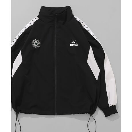 [^:BU2445800]X|[eB[ȃfUC̃gbNJKTBBUKTÃShJAe[vA؂ւfUCȂǃĝfBeB[BuKeep going My wayvBuktaioN^j́A1879NɃ}`FX^[ߍxőn݂ꂽCOhŌẪX|[cEFAuhłBjƓ`Ŕ|ꂽ@\fUC̃GbZXpȂ猻IɗƂ݁A̕ωȂ玩̃X^CтlX֌Ap̓`ƌ̃X^CJWAEFAĂ܂B