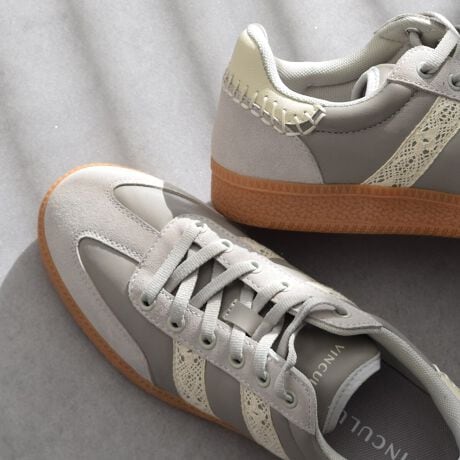 25N81AiύXv܂B[^:755004]NVbNȃtHɁATChɎ{ꂽ2{̃[XANZgƂȂꂽfUCBVvȂꑫłBJbvC\[ŜDݍ݁As̈芴T|[gBԂ̎gpłɂAKȗSn܂BfUCƋ@\˔̃Xj[J[́AgJWAȊOo܂ŁALV[Ŋ􂵂܂BVINCULUMiEBNjƂ̓eŁuJvӖ錾tłBfUCi[At@Ng[AăXj[J[߂ɂȂql̃Xj[J[ ʂĂ̗ǂĂ悤ȃmÂ肪ƂvōuhłBVINCULUMɂ͂uRvƂӖAXj[J[̃V[[XAz܂BVINCULUM͐ꂽfUCƋ@\𕹂 t@bVɊ֐S̍C[WčĂ܂BׂĂ̏iɃtbgxbg𓋍ڂA AEg\[ɂ͌yʂŋȐɗDꂽ[h\[̗pĂ܂B̃Xj[J[ʂĂqlƂ́uJvۂĂ܂悤fUCA @\ʂŐiĂ܂܂BYߒɐLYꍇ܂B܂fނ̓A኱̐FACꂪꍇ܂A͑fނ̓ƂȂ܂BAɑjꍇ܂BBě̓ɂFČꍇ܂ B܂Aql̂gPCj^[X}[gtHʂȂǂ̊ɂFۂ̏iƈČꍇ܂BTCYZ(\L)͂܂ŖڈƂȂ܂B̌`ɂKTCY̌l܂B\߂Bd:240g